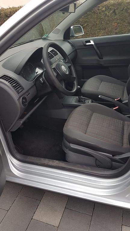 Second-hand VW Polo Basis 75 CP (55 kW) 2003 Argintiu Berlinǎ