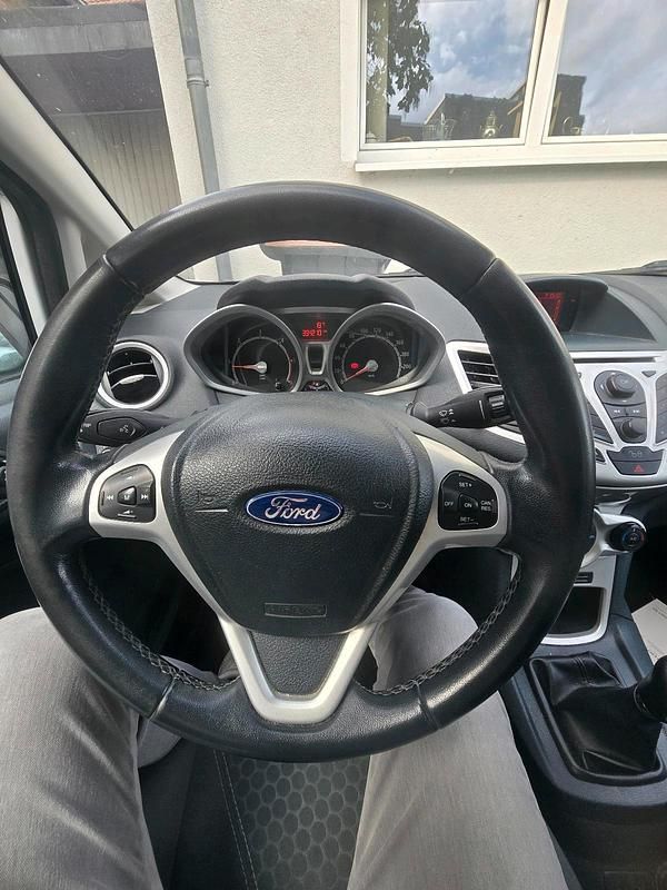 Weiß Gebraucht 2012 Ford Fiesta Kleinwagen | 1.700 € - Bild 1/4