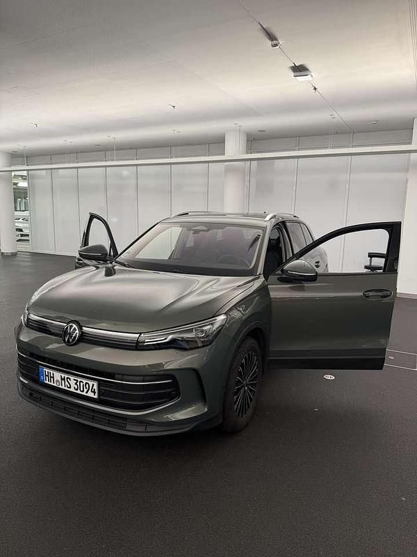 Grün Gebraucht 2024 VW Tiguan Comfortline SUV | 37.000 € (Fairer Preis) - Bild 1/4