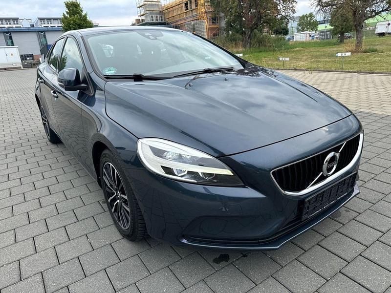 Gebraucht Volvo V40 Momentum 152 PS (111 kW) 2016 Blau Kombi