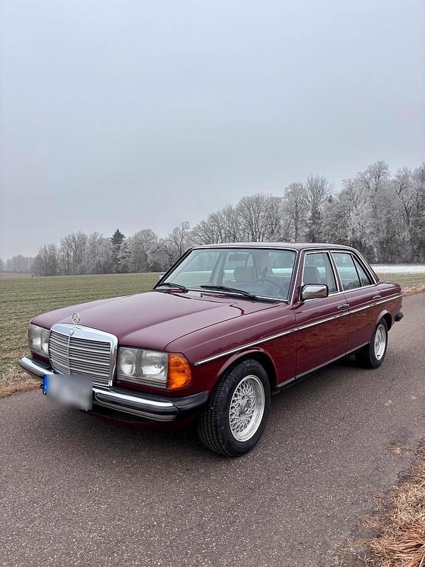 Gebraucht Mercedes 200 109 PS (80 kW) 1983 Rot Limousine