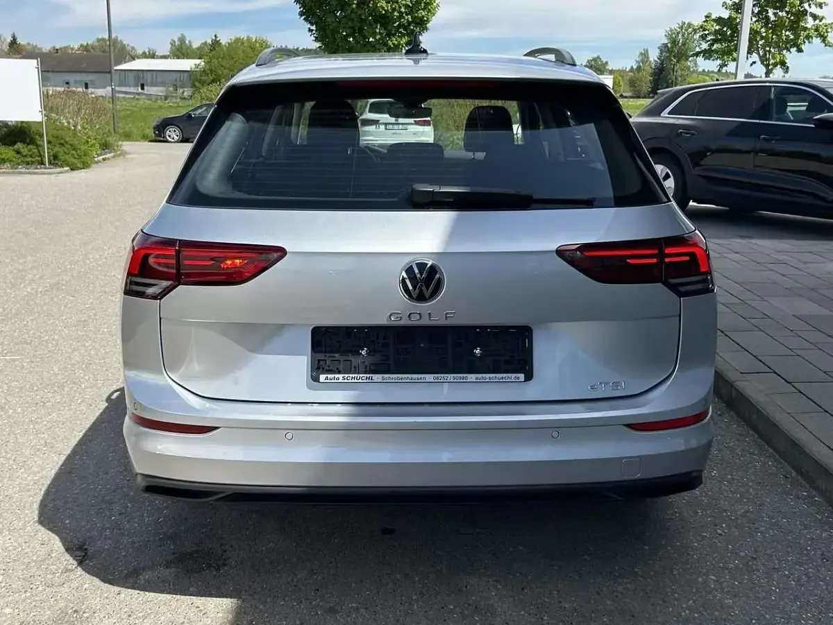 Gebraucht VW Golf VIII Life 131 PS (96 kW) 2023 Silber Kombi