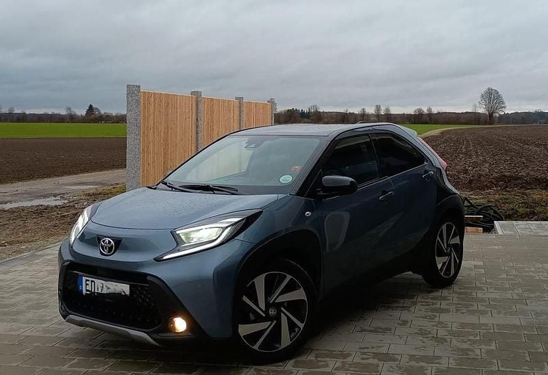 Grau Gebraucht 2024 Toyota Aygo X-plore Kleinwagen | 18.850 € (Fairer Preis) - Bild 1/4