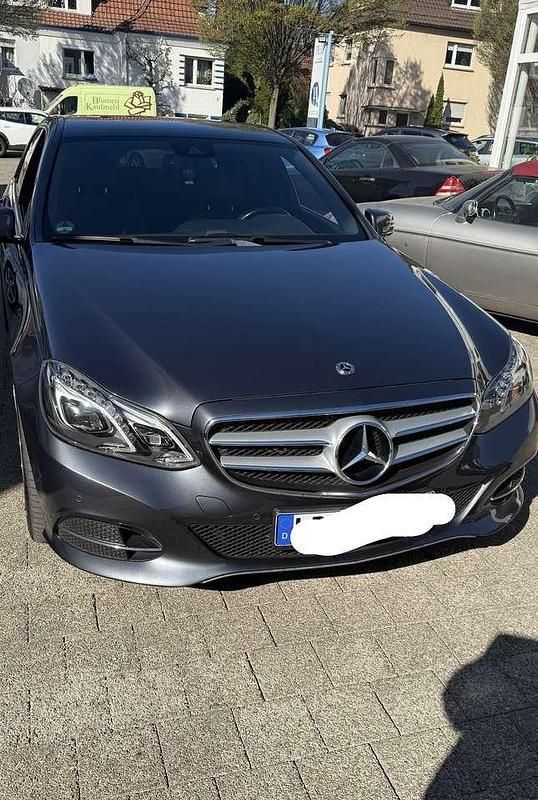 Grau Gebraucht 2015 Mercedes E250 Avantgarde Limousine | 18.500 € (Superpreis) - Bild 1/4