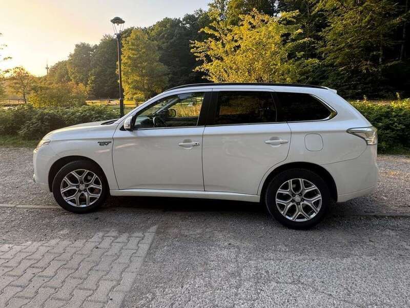 Weiß Gebraucht 2015 Mitsubishi Outlander P-HEV Top SUV | 15.400 € (Fairer Preis) - Bild 1/2