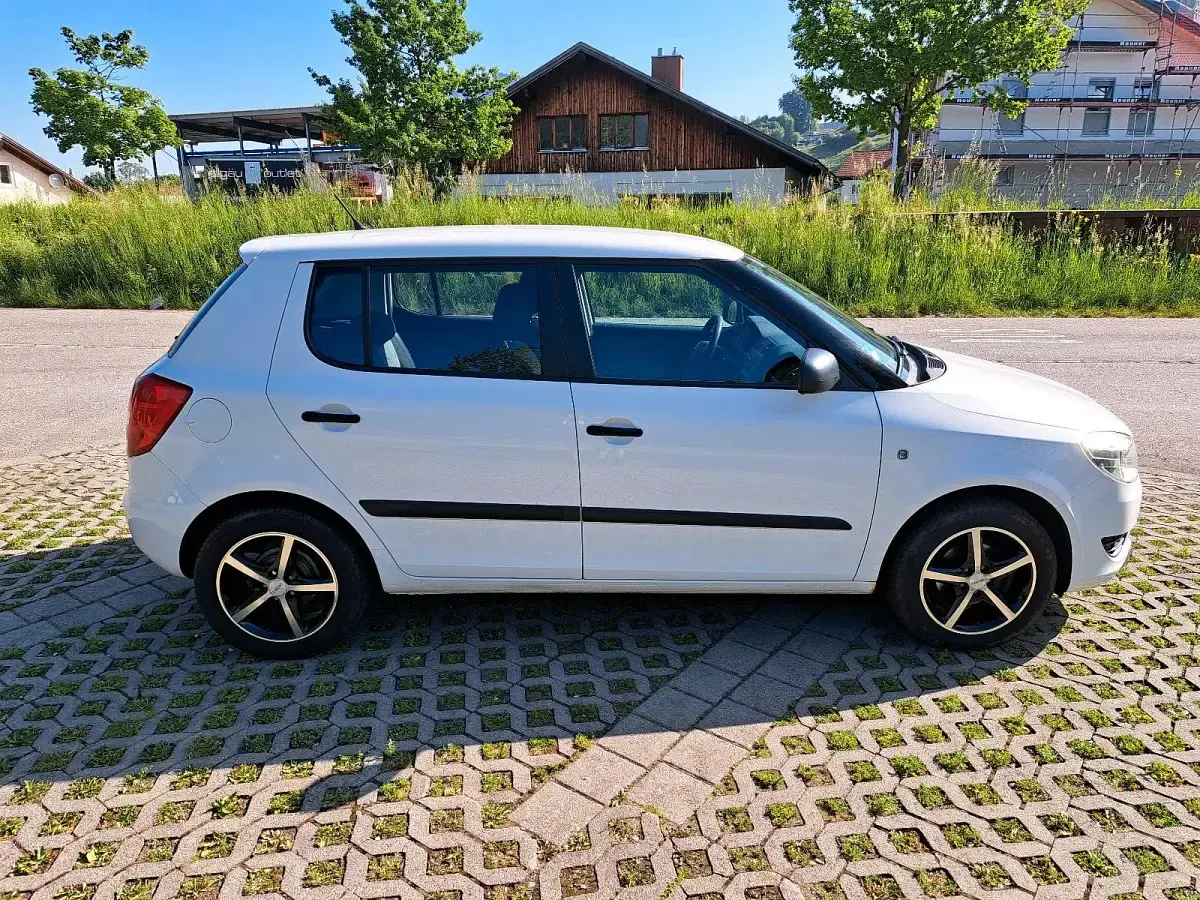 Gebraucht Skoda Fabia 69 PS (50 kW) 2012 Weiß Kleinwagen
