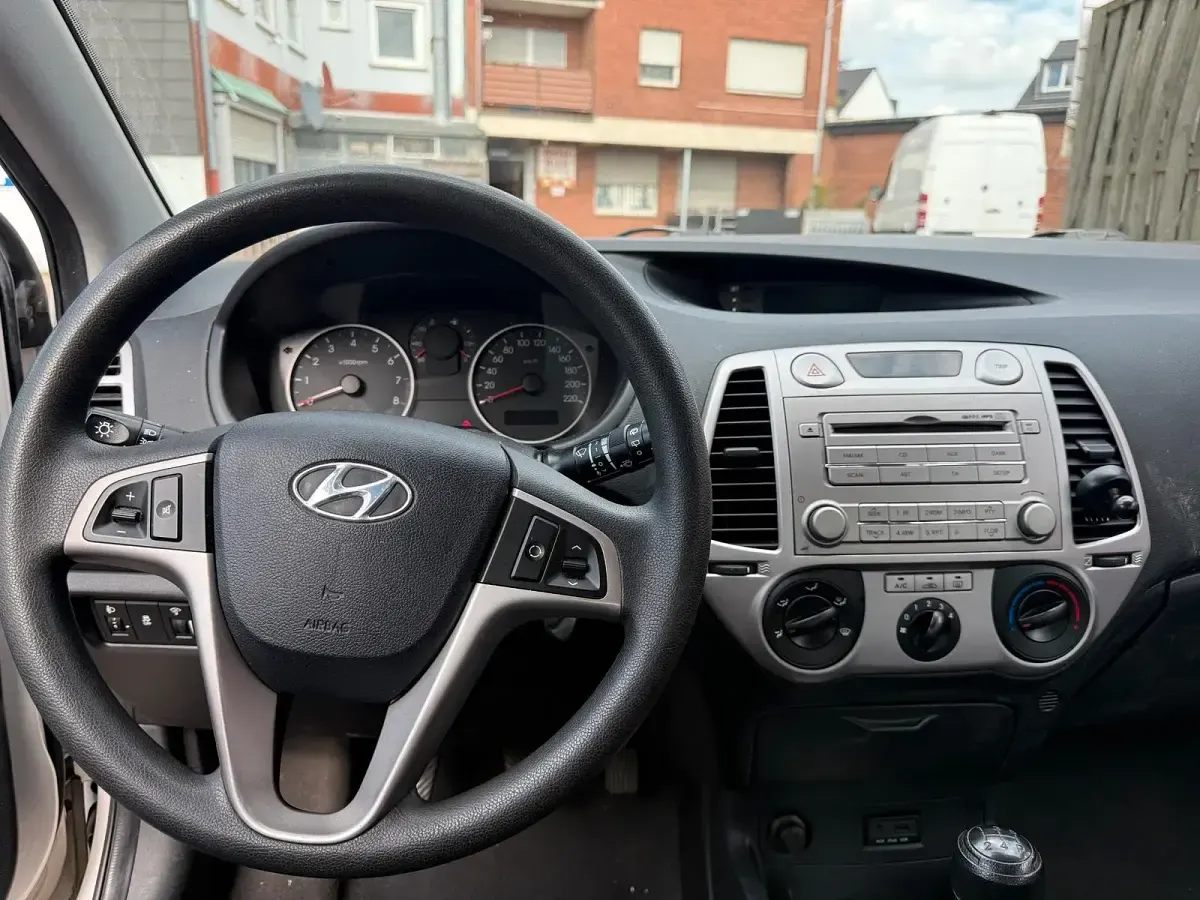 Gebraucht Hyundai i20 67 PS (49 kW) 2012 Weiß Kleinwagen