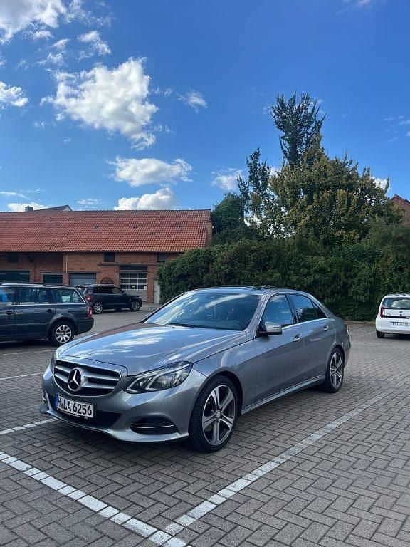 Silber Gebraucht 2014 Mercedes E250 Elegance Limousine | 16.800 € (Fairer Preis) - Bild 1/4