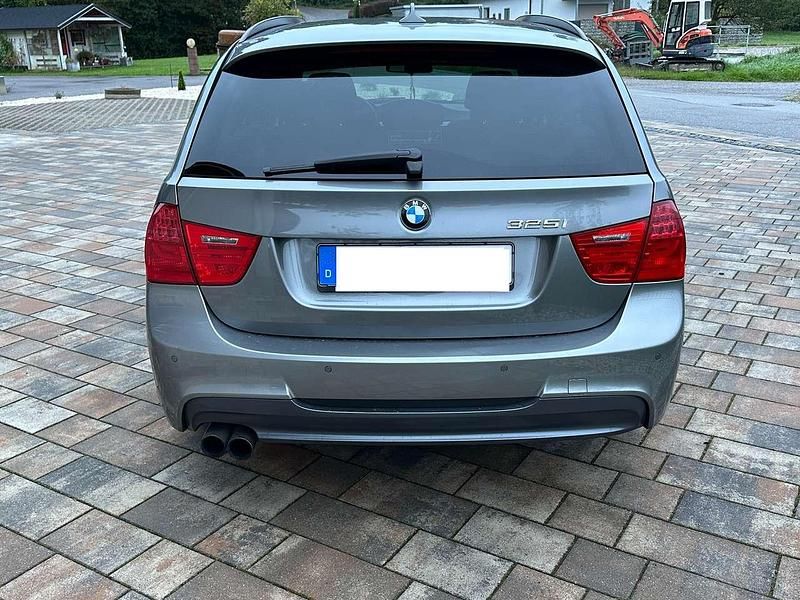 Gebraucht BMW 325 Sport Line 218 PS (160 kW) 2010 Grau Kombi