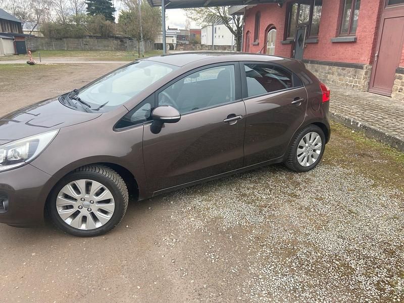 Gebraucht Kia Rio 109 PS (80 kW) 2012 Braun Kleinwagen