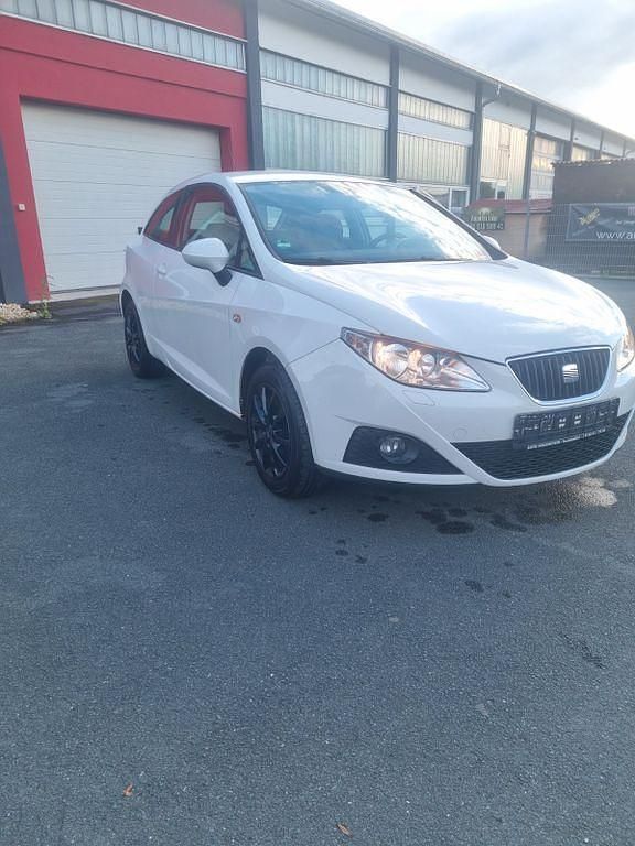 Weiß Gebraucht 2011 Seat Ibiza SC Style Kleinwagen | 4.900 € (Fairer Preis) - Bild 1/4
