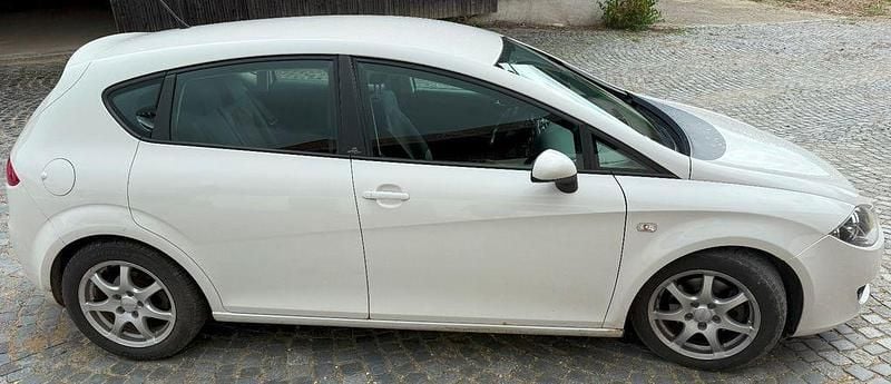 Weiß Gebraucht 2009 Seat Leon Limousine | 2.750 € (Guter Preis) - Bild 1/4