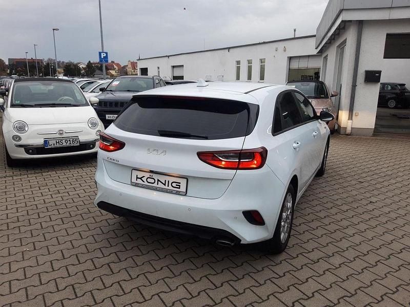 Gebraucht Kia Ceed Edition 7 101 PS (74 kW) 2023 Weiß Kleinwagen