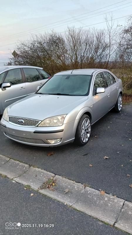 Grau Gebraucht 2005 Ford Mondeo Ghia Limousine | 1.150 € (Superpreis) - Bild 1/4