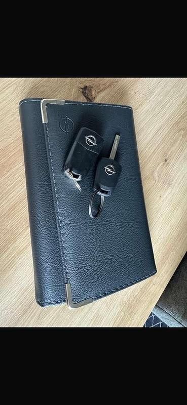 Grau Gebraucht 2009 Opel Astra Edition Limousine | 3.500 € (Fairer Preis) - Bild 1/4