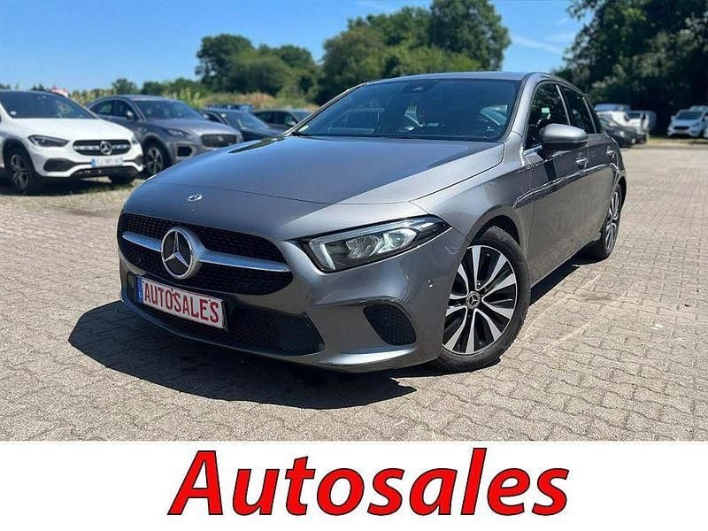 Grau Gebraucht 2020 Mercedes A180 Limousine | 16.305 € (Fairer Preis) - Bild 1/4