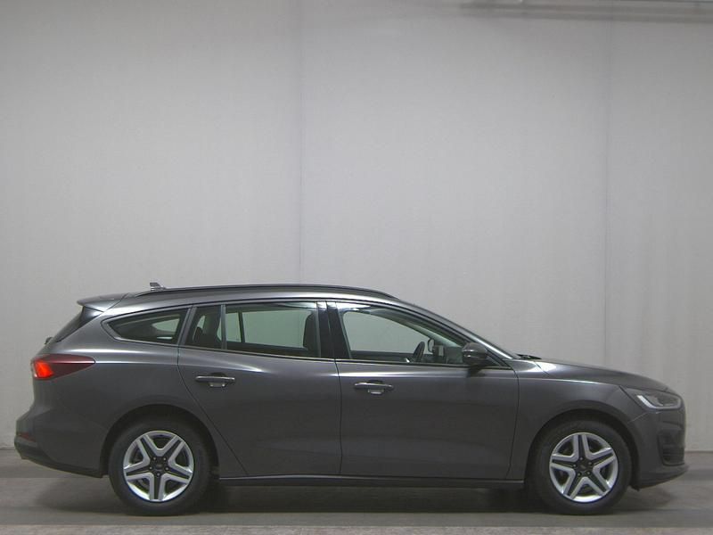 Grau Gebraucht 2022 Ford Focus Cool & Connect Limousine | 11.480 € (Superpreis) - Bild 1/4