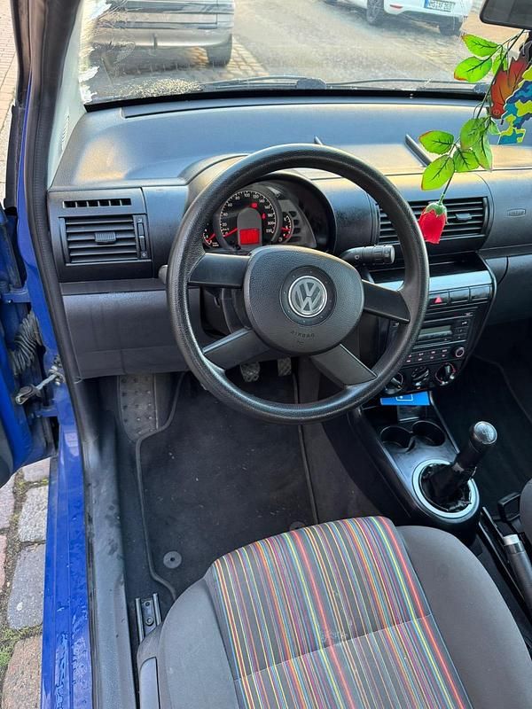Blau Gebraucht 2005 VW Fox Kleinwagen | 1.850 € (Fairer Preis) - Bild 1/4