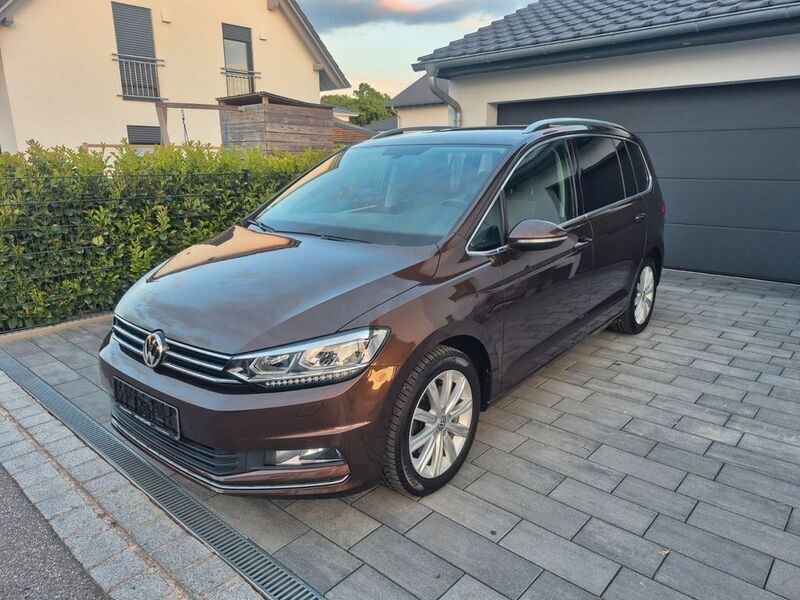 Braun Gebraucht 2016 VW Touran Highline Van / Kleinbus | 17.700 € (Superpreis) - Bild 1/4