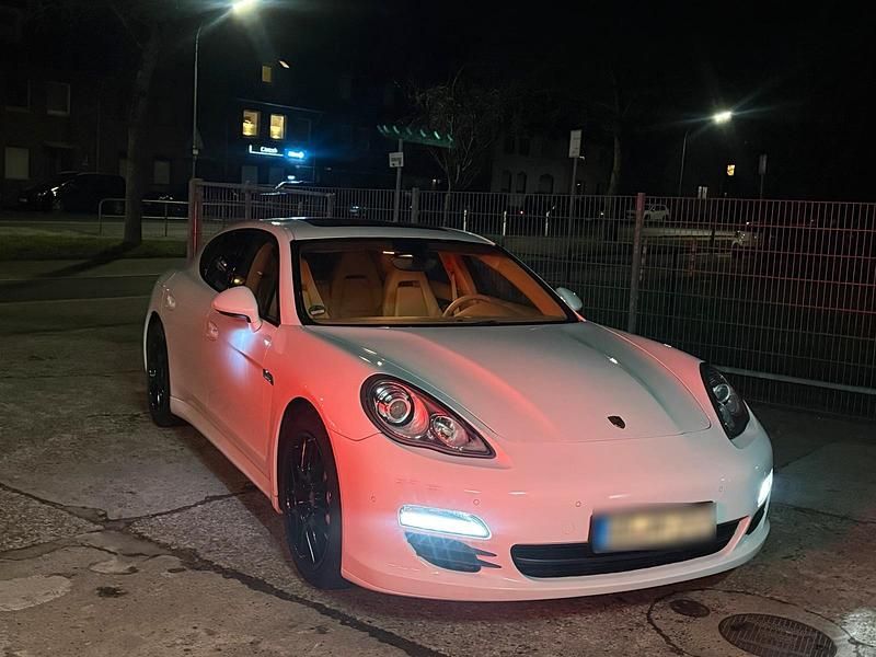 Gebraucht Porsche Panamera 300 PS (220 kW) 2012 Weiß Kleinwagen