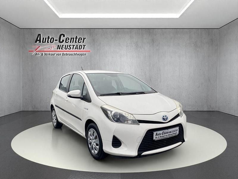 Solid white Gebraucht 2012 Toyota Yaris Hybrid Life Limousine | 9.750 € (Guter Preis) - Bild 1/4
