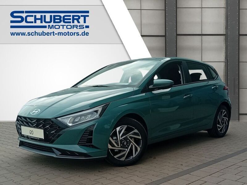 Grün Neu 2025 Hyundai i20 Trend Limousine | 23.900 € (Etwas zu teuer) - Bild 1/4