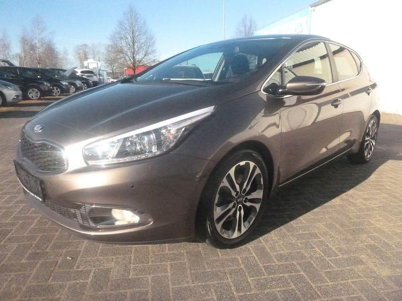 Gebraucht Kia Ceed Spirit 135 PS (99 kW) 2015 Beige Kleinwagen