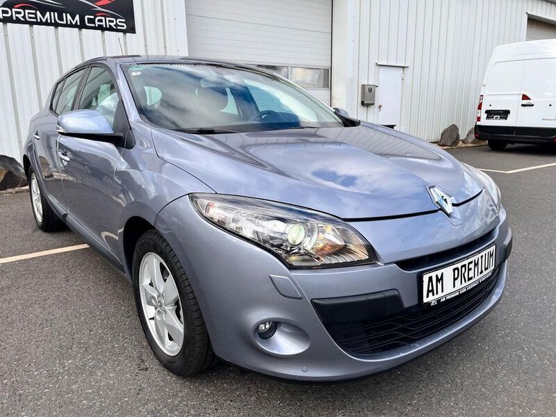 Blau Gebraucht 2009 Renault Mégane III Dynamique Limousine | 6.490 € (Fairer Preis) - Bild 1/4