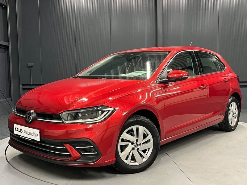 Rot metallic (kings red metallic) Gebraucht 2022 VW Polo Style Limousine | 12.460 € (Guter Preis) - Bild 1/4