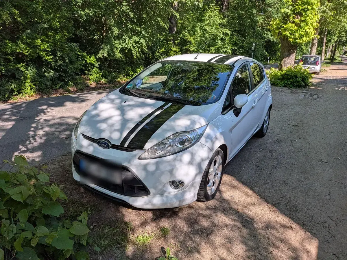Gebraucht Ford Fiesta Trend 82 PS (60 kW) 2010 Weiß Limousine