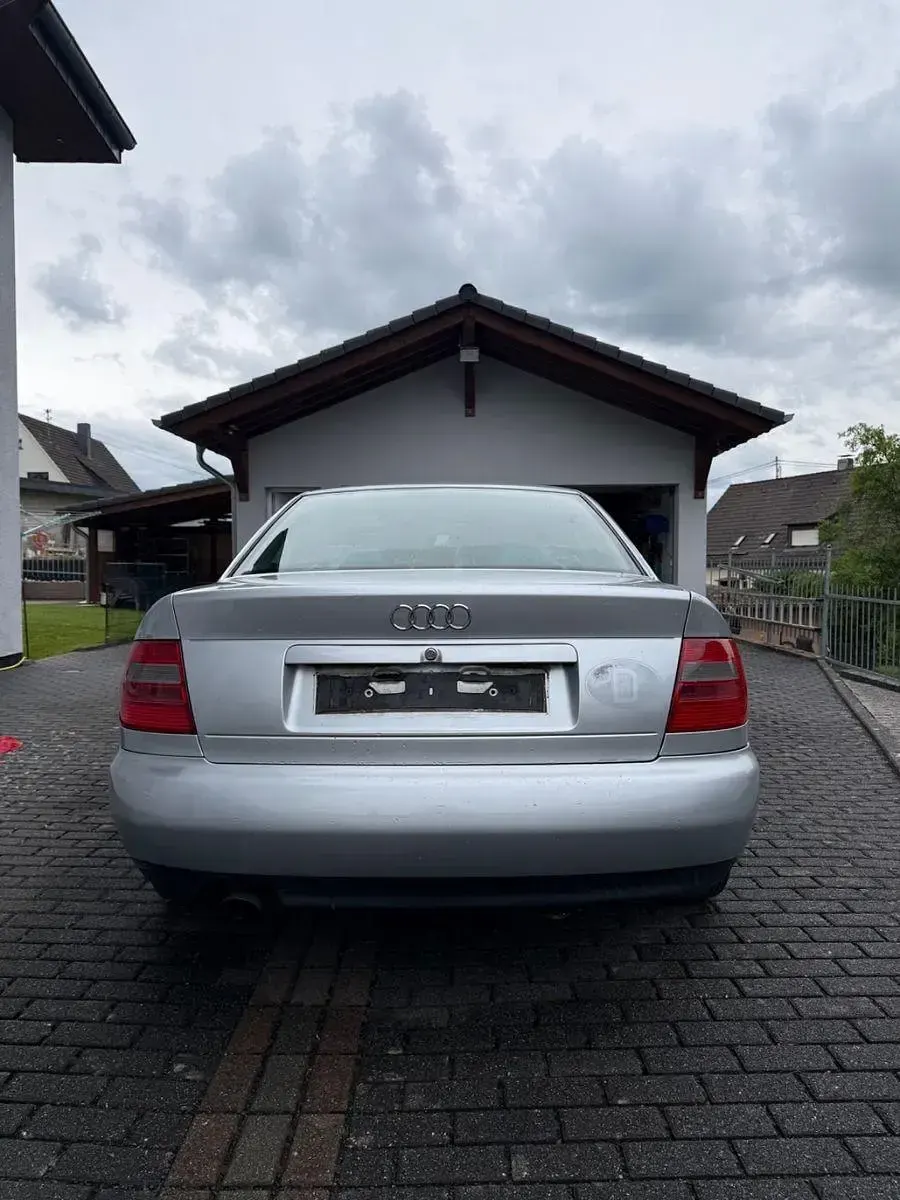 Gebraucht Audi A4 125 PS (91 kW) 1997 Silber Limousine