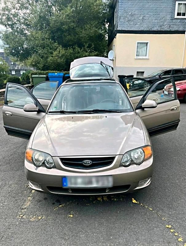 Gold Gebraucht 2002 Kia Shuma Kleinwagen | 1.990 € - Bild 1/4