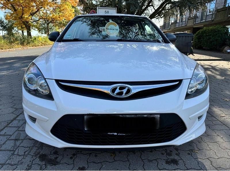 Weiß Gebraucht 2012 Hyundai i30 Edition Kombi | 4.700 € (Fairer Preis) - Bild 1/4