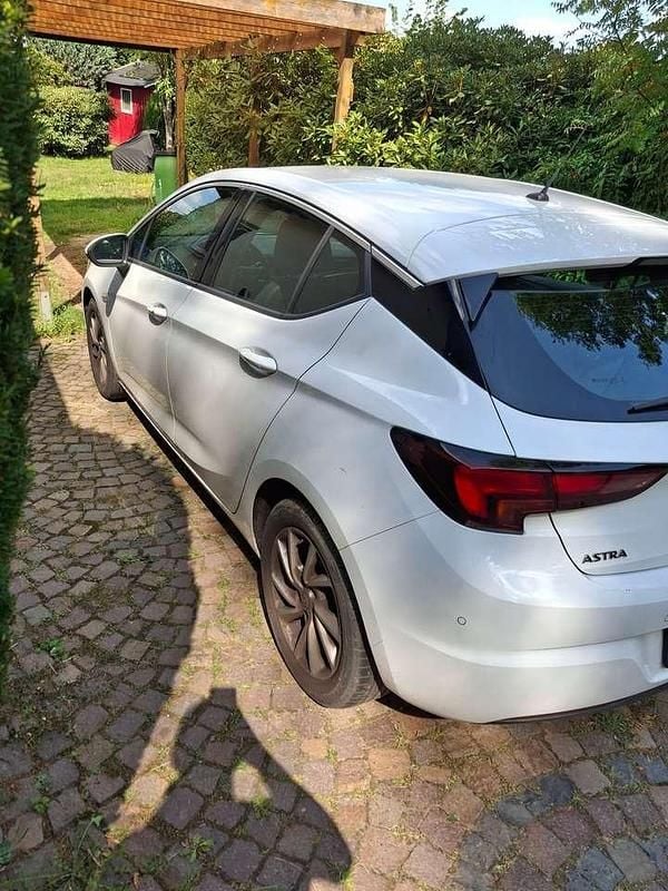 Weiß Gebraucht 2019 Opel Astra Limousine | 10.480 € (Guter Preis) - Bild 1/4