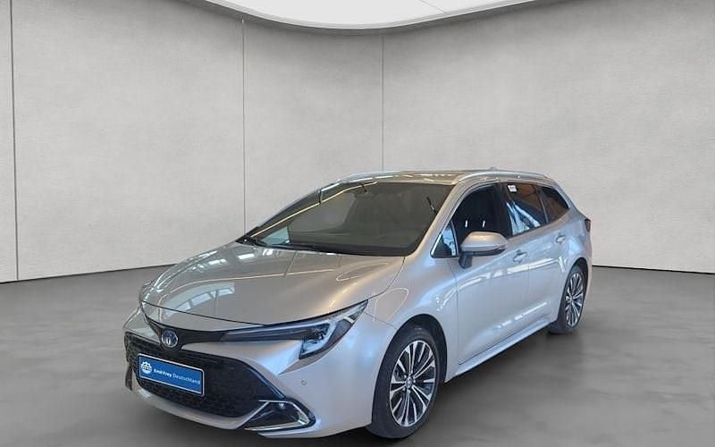 Neu Toyota Corolla Lounge 180 PS (132 kW) 2025 Cosmicsilber metallic Kombi