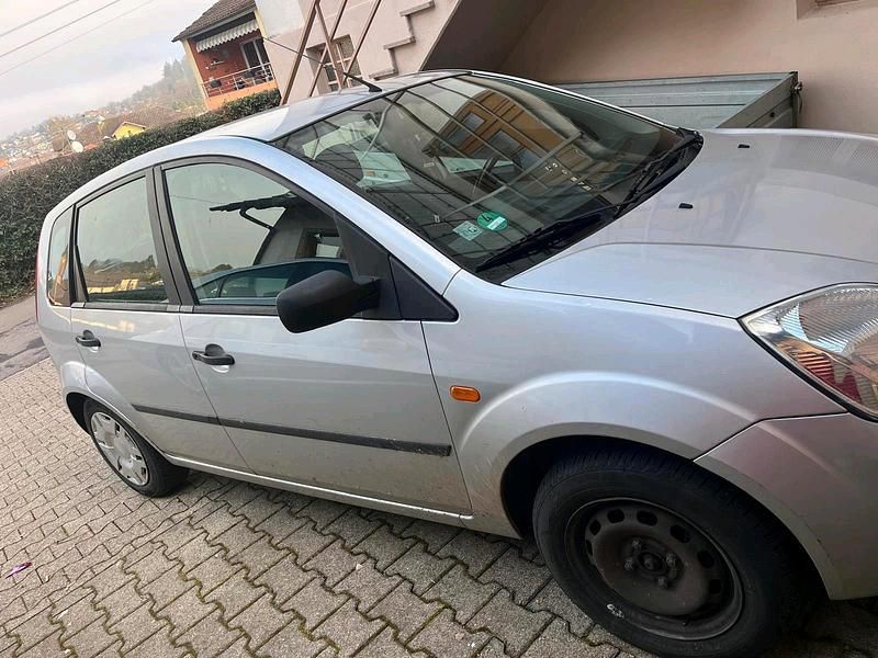 Gebraucht Ford Fiesta 95 PS (69 kW) 2004 Grau Kleinwagen