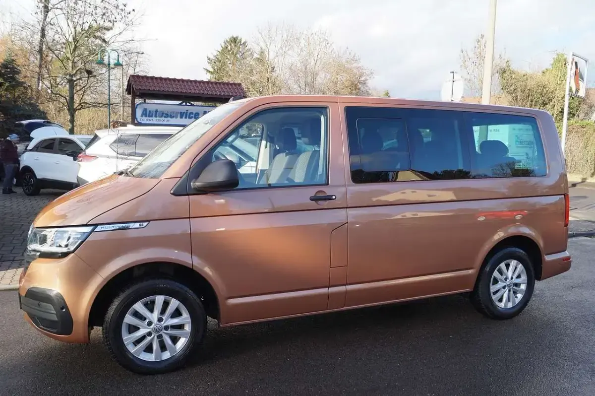 Używany VW Multivan 150 KM (110 kW) 2021 Pomarańczowy Minivan