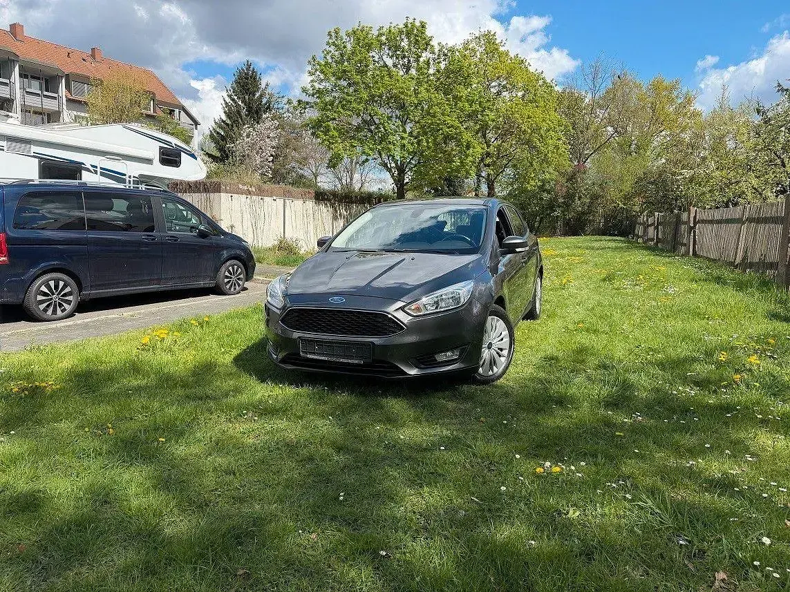 Gebraucht Ford Focus Business Edition 120 PS (88 kW) 2015 Grau Limousine