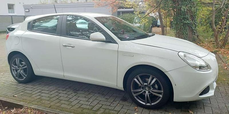 Weiß Gebraucht 2014 Alfa Romeo Giulietta Limousine | 8.000 € - Bild 1/4