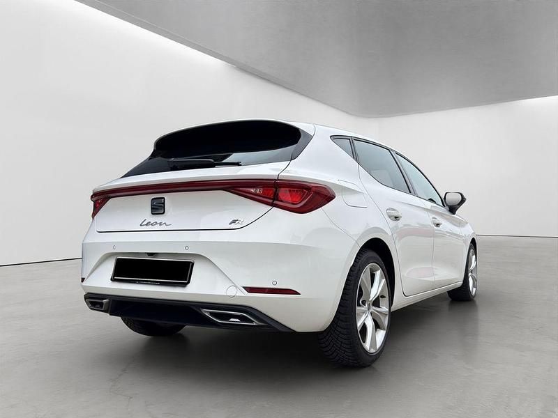 Używany Seat Leon FR 131 KM (96 kW) 2023 Biały Sedan/Limuzyna