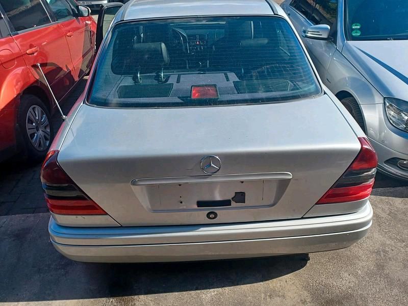 Silber Gebraucht 1997 Mercedes C200 Limousine | 3.300 € (Fairer Preis) - Bild 1/4