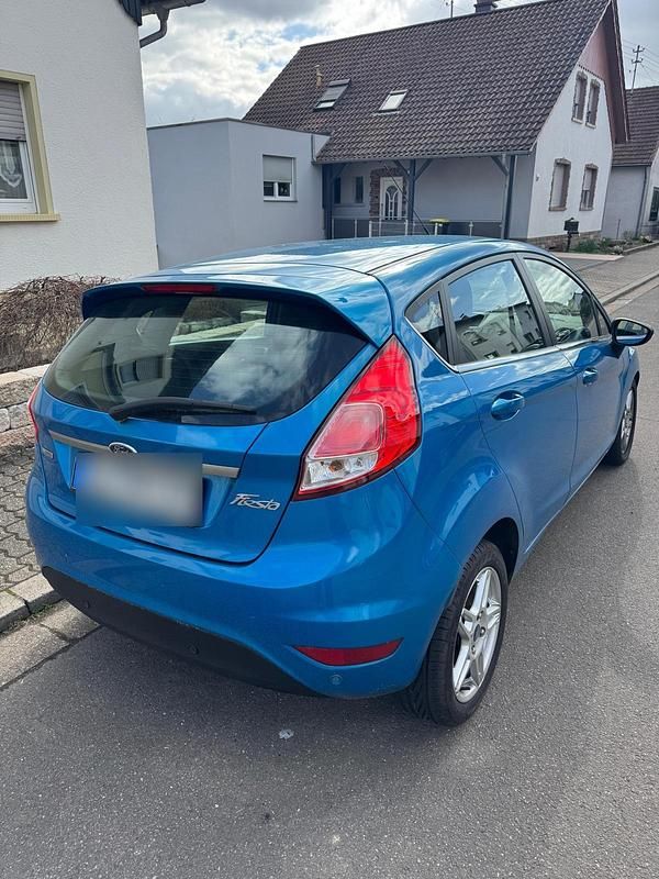 Gebraucht Ford Fiesta 100 PS (73 kW) 2013 Blau Kleinwagen