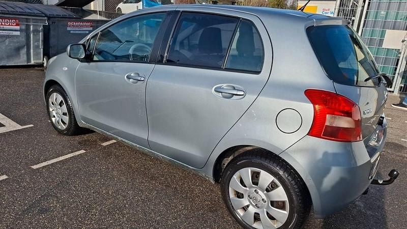 Grau Gebraucht 2006 Toyota Yaris Verso Van / Kleinbus | 6.500 € - Bild 1/4