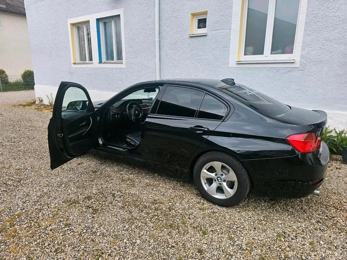 Gebraucht BMW 320 163 PS (119 kW) 2012 Schwarz Limousine