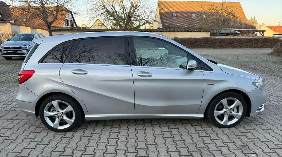 Gebraucht Mercedes B180 122 PS (89 kW) 2011 Silber Kleinwagen