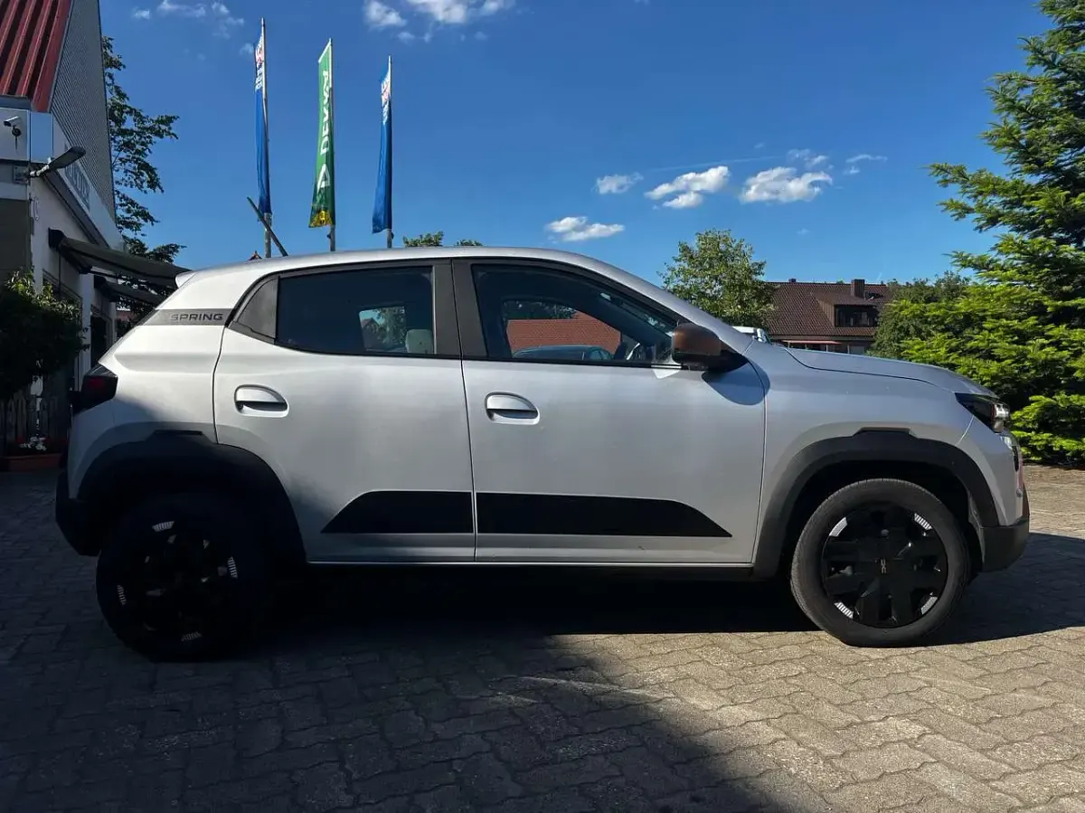 Gebraucht Dacia Spring Extreme 47 kW (65 PS) 2025 Diamantsilbergrau Kleinwagen