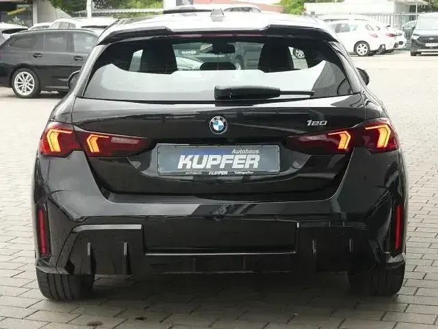 Gebraucht BMW 120 M Sport 170 PS (125 kW) 2025 Saphirschwarz Kleinwagen