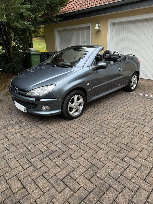 Grau Gebraucht 2007 Peugeot 206 CC Cabrio | 3.750 € (Fairer Preis) - Bild 1/4