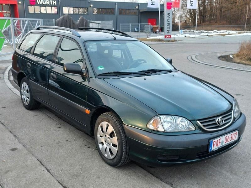 Grün Gebraucht 2001 Toyota Avensis Sol Kombi | 1.900 € (Guter Preis) - Bild 1/4