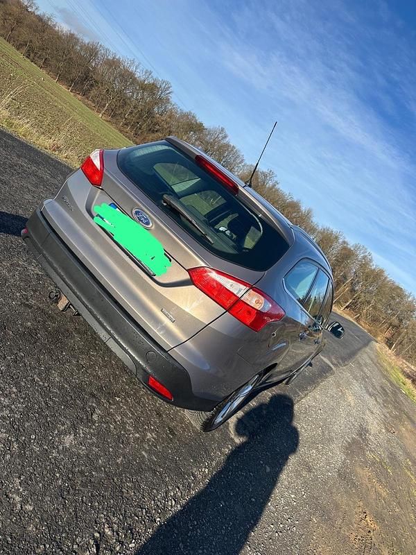 Gebraucht Ford Focus 125 PS (91 kW) 2012 Grau Kombi